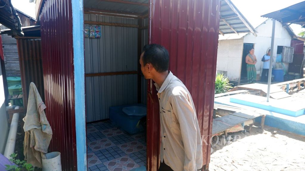 Seorang perangkat desa mengecek jamban komunal yang baru dibangun di Desa Tabunganen Pemurus, Kecamatan Tabunganen, Kabupaten Barito Kuala, Kalimantan Selatan, Selasa (8/8/2023). Pembangunan jamban komunal itu menjadi salah satu intervensi sensitif untuk menurunkan kasus tengkes di Kalsel.