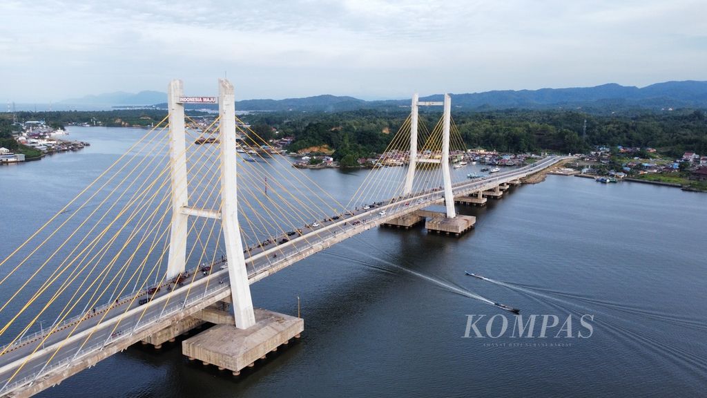 Pemandangan Jembatan Teluk Kendari, di Kendari, Sultra, Kamis (12/5/2022).