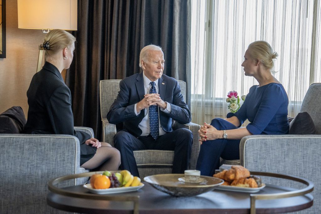 In a photo obtained by the White House on February 22, 2024, US President Joe Biden (center) met with Yulia Navalnaya (right), the widow of Kremlin opposition leader Alexei Navalny who died last week in a Russian prison, and their daughter, Dasha Navalnaya (left), in San Francisco, California, USA.