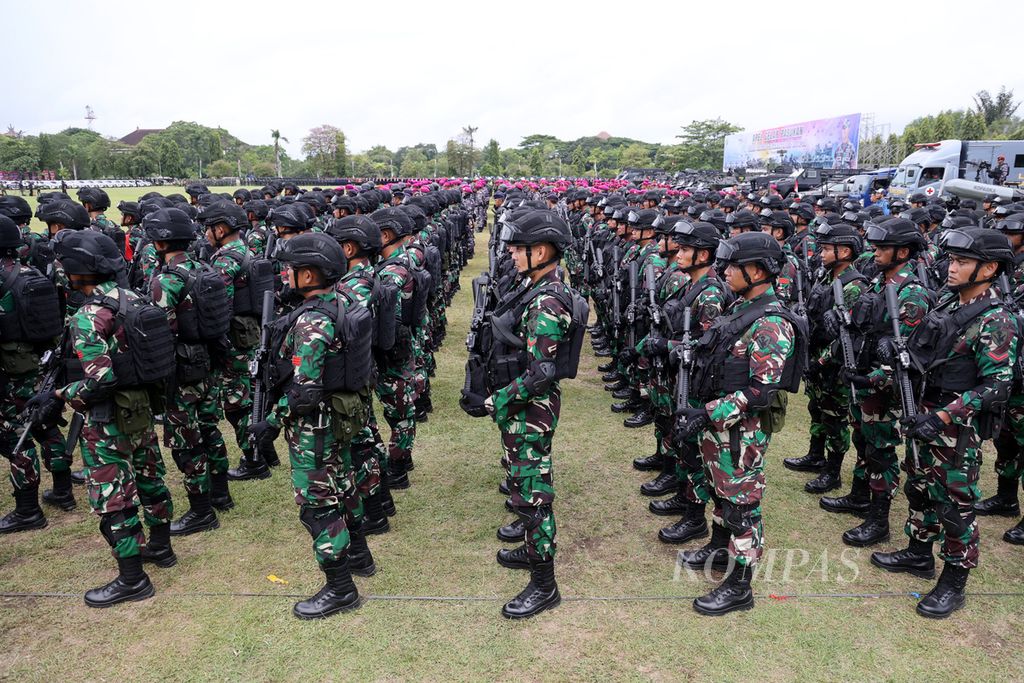 Sebanyak 3.700 personel TNI mengikuti Apel Gelar Pasukan Pengamanan VVIP pada Presidensi G20 di lapangan Niti Mandala, Renon, Denpasar, Bali, Senin (7/11/2022). Pengamanan penyelenggaraan puncak KTT G20 akan dilaksanakan oleh 18.030 personel, 14.351 di antaranya berasal dari TNI.