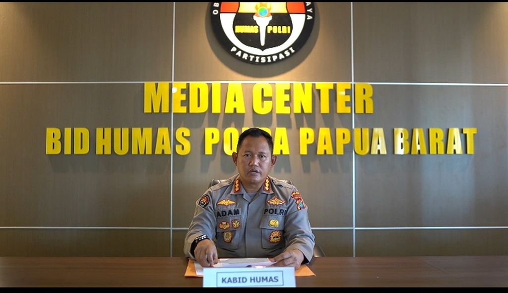 Kepala Bidang Hubungan Masyarakat Kepolisian Daerah Kalimantan Selatan Komisaris Besar Adam Erwindi saat menjabat sebagai Kabid Humas Polda Papua Barat di Manokwari, Jumat (30/9/2022).