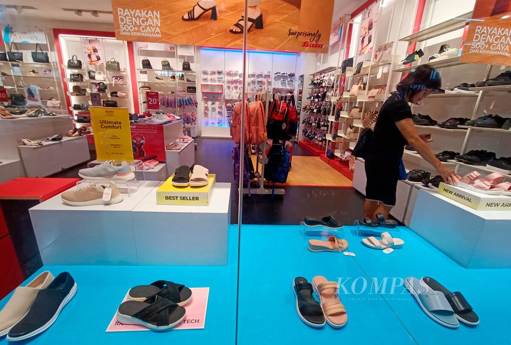 Pengunjung melihat koleksi sepatu dan sandal di salah satu gerai toko sepatu Bata di Java Mall, Kota Semarang, Jawa Tengah, Senin (6/5/2024). PT Sepatu Bata telah mengumumkan penutupan pabriknya di Purwakarta, Jawa Bara, setelah beberapa tahun ini mengalami penurunan penjualan.