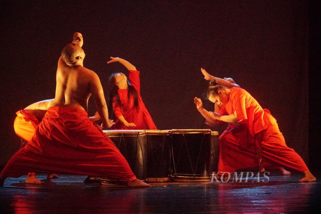 Nan Jombang Dance Company yang dipimpin koreografer Ery Mefri menampilkan karya berjudul Salam Tubuh pada Bumi dalam Kaba Festival 2023 di Gedung Manti Menuik, Ladang Tari Nan Jombang, Kota Padang, Sumatera Barat, Rabu (1/11/2023). 