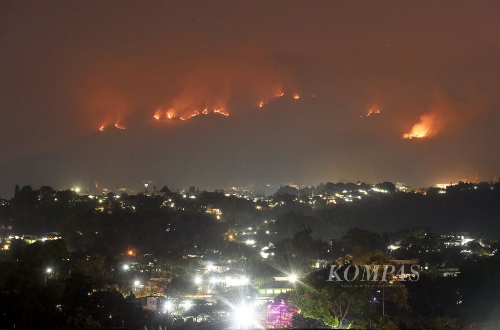 Api yang masih menyala terlihat di kawasan hutan dan lahan Gunung Arjuno di Kecamatan Prigen, Kabupaten Pasuruan, Jawa Timur, Selasa  (5/9/2023). Penyebab kebakaran disebabkan pemburu yang membakar lahan.