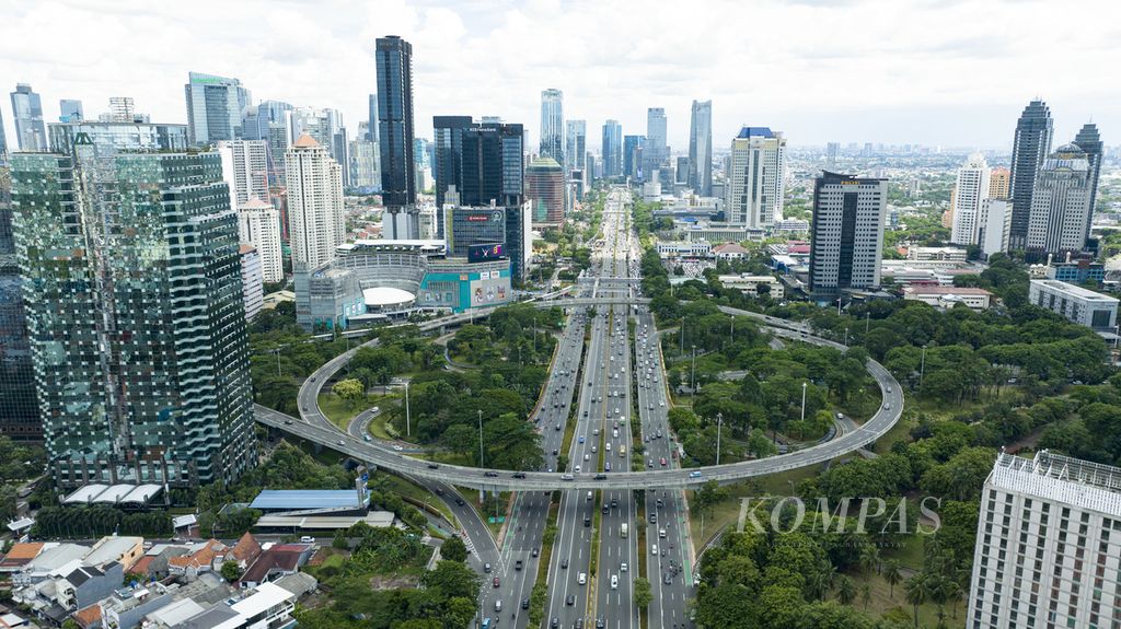 Foto aerial gedung pencakar langit dan simpang susun semanggi, Jakarta, Senin (21/11/2022). Badan Pusat Statistik (BPS) mencatat, di tengah perlambatan ekonomi global dan kenaikan inflasi domestik, pertumbuhan ekonomi Indonesia pada Triwulan III-2022 tumbuh pesat di level 5,72 persen. Naik dari Triwulan II yang sebesar 5,45 persen.