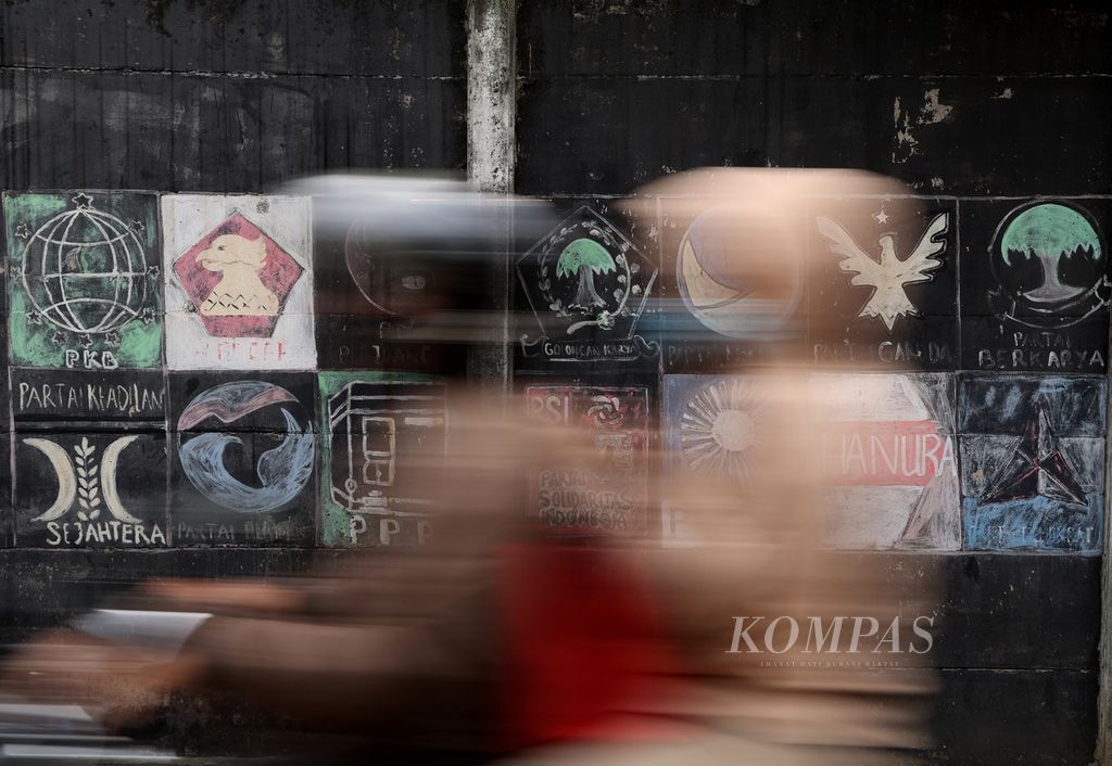 Lambang partai politik peserta Pemilu 2019 masih tergambar di sebuah tembok di kawasan Gandaria Selatan, Jakarta, Rabu (24/8/2022). 