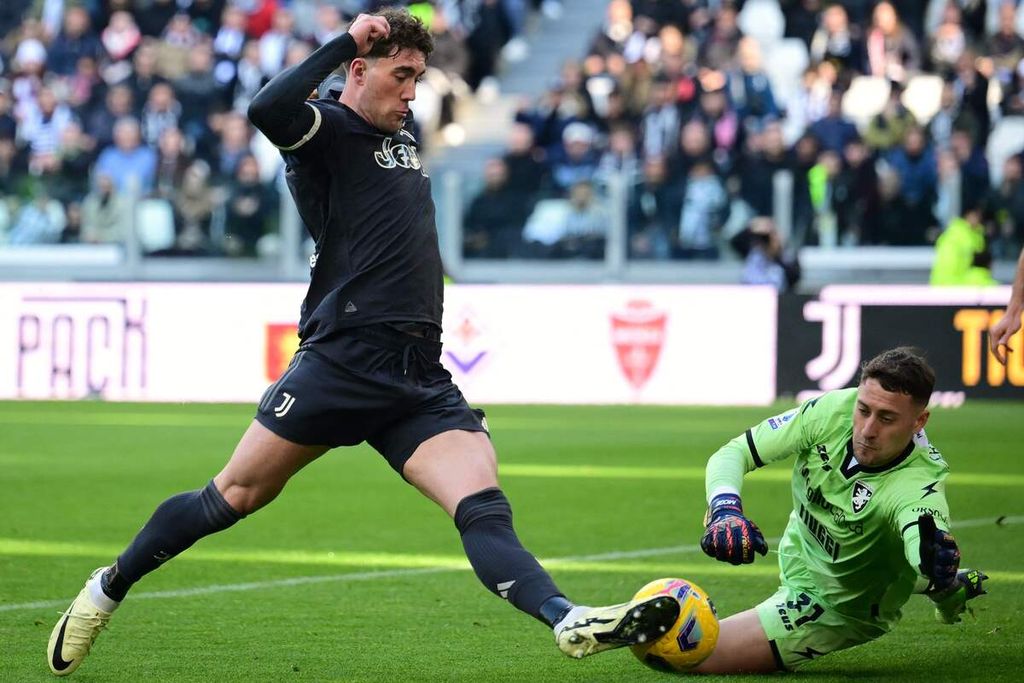 Pemain Juventus, Dusan Vlahovic (kiri), mencoba menaklukkan kiper Frosinone, Michele Cerofolini, pada laga Liga Italia di Stadion Allianz, Turin, Minggu (25/2/2024). Juventus menang dengan skor 3-2.
