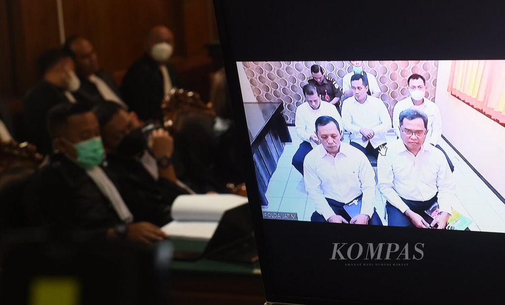 Lima tersangka dihadirkan secara daring dari rutan Polda Jawa Timur saat sidang perdana kasus Tragedi Kanjuruhan di Pengadilan Negeri Surabaya, Jawa Timur, Senin (16/1/2023).