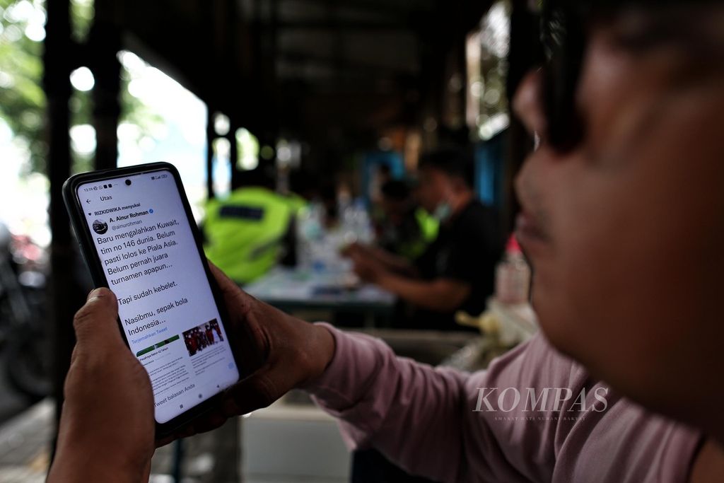 Warga menggunakan ponsel pintarnya untuk memantau media sosial di kawasan Menteng, Jakarta, Jumat (10/6/2022). Hari ini, 10 Juni, diperingati sebagai Hari Media Sosial. Hari Media Sosial di Indonesia pertama kali diperingati dan digagas pada 10 Juni 2015.
