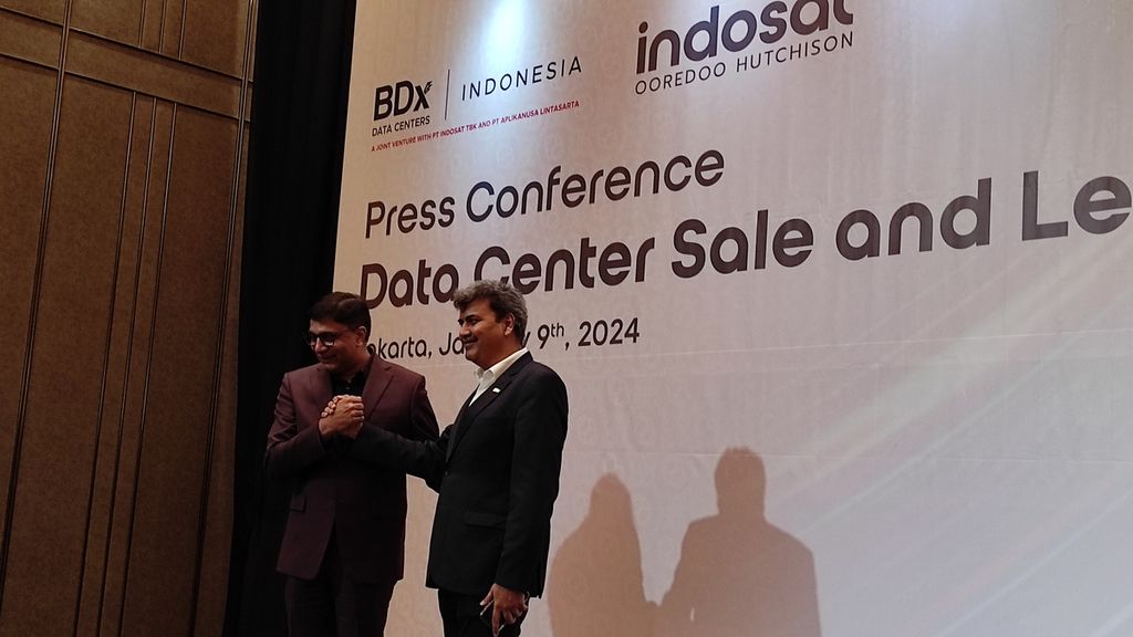 (Kiri-kanan) President Director dan CEO Indosat Ooredoo Hutchison Vikram Sinha dan CEO BDx Mayank Srivastava, Selasa (9/1/2024), di Jakarta.