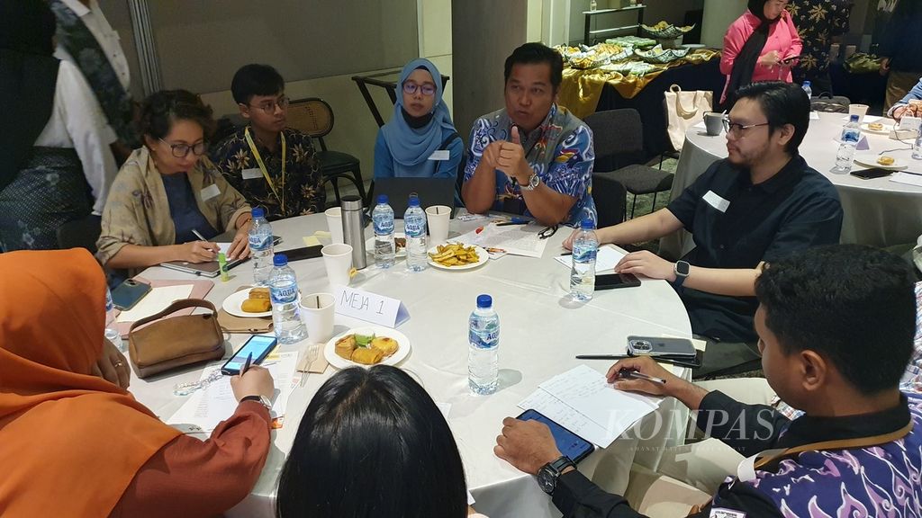 Tim Kerja Pengendalian Penyakit akibat Tembakau Kementerian Kesehatan, Benget Saragih (baju batik) saat berdiskusi dengan peserta acara Sarasehan Kesehatan yang digelar IYCTC di Jakarta, Jumat (17/5/2024).