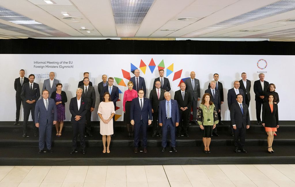 Para Menteri Luar Negeri Uni Eropa berkumpul di Praha, Ceko, Rabu (31/8/2022). Dalam pertemuan itu, mereka sepakat membatasi visa untuk warga Rusia. Pembatasan itu bagian dari sanksi Uni Eropa terhadap Rusia yang menyerbu Ukraina sejak 24 Februari 2022.
