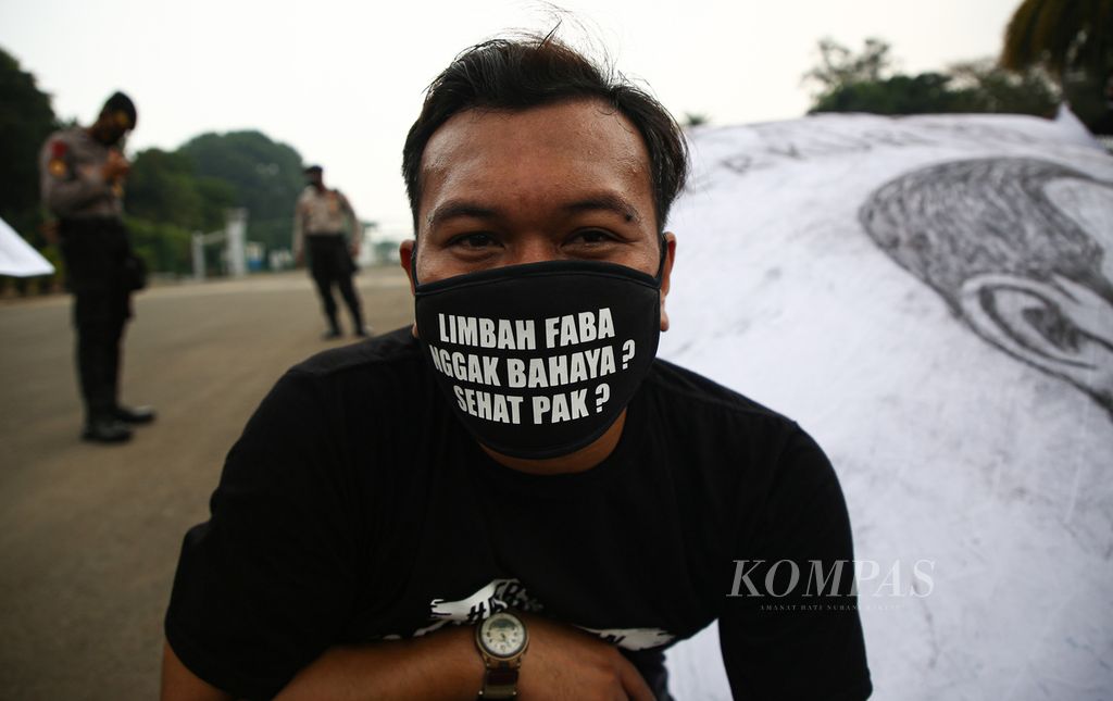 Pengunjuk rasa mengenakan masker bernada protes dalam aksi gerakan #BersihkanIndonesia di gebang barat daya Monumen Nasional, Jakarta Pusat, Kamis (18/3/2021). Aksi penolakan serupa bermunculan di sejumlah daerah sebagai respons keputusan pemerintah terkait penghapusan limbah batubara dari daftar limbah berbahaya. 