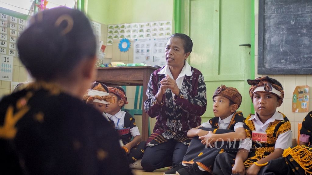 Guru siswa pendidikan anak usia dini (PAUD) Santa Clara, Kabupaten Nagekeo, Nusa Tenggara Timur (NTT), tengah mengajar dengan menggunakan bahasa ibu, Kamis (9/2/2023).