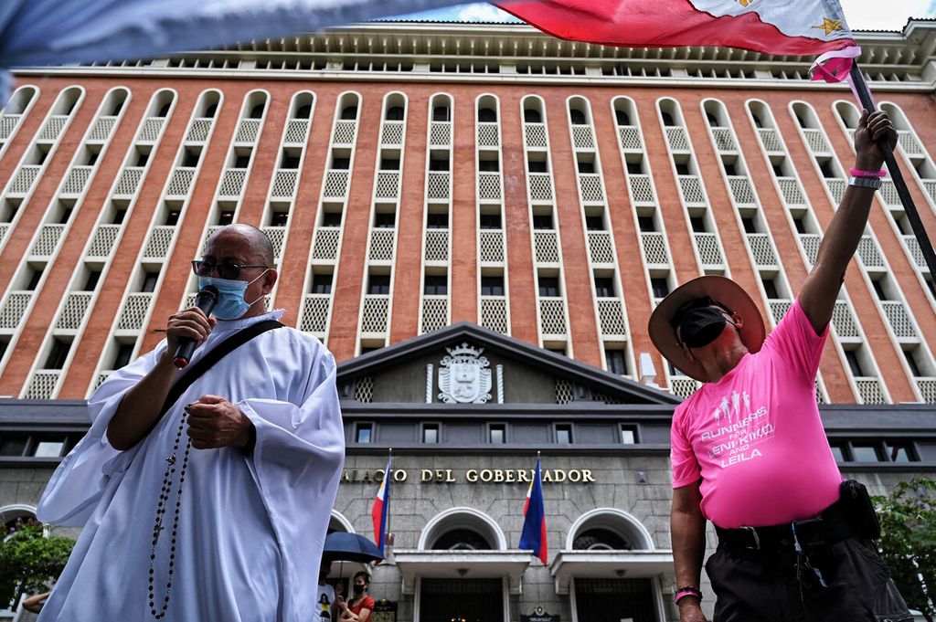 Seorang pastur Katolik (kiri) menyampaikan aspirasi dalam aksi unjuk rasa di depan Komisi Pemilihan Umum di Manila, Filipina, Rabu (11/5/2022). 