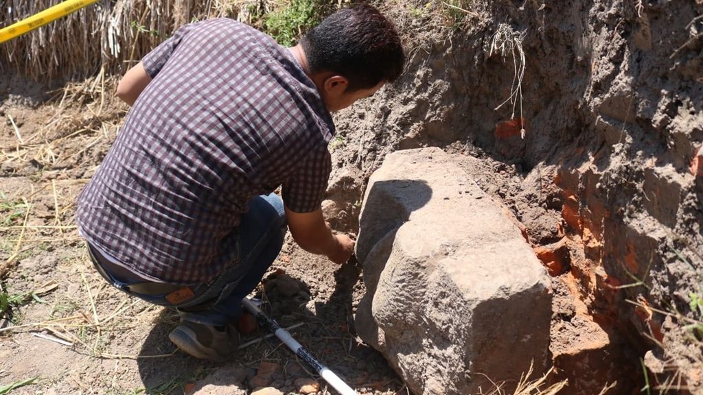 Arkeolog Balai Pelestarian Cagar Budaya Jawa Timur mengamati temuan batu di situs Gedog di Kelurahan Gedog, Kecamatan Sananwetan, Kota Blitar, Jawa Timur, beberapa waktu lalu.