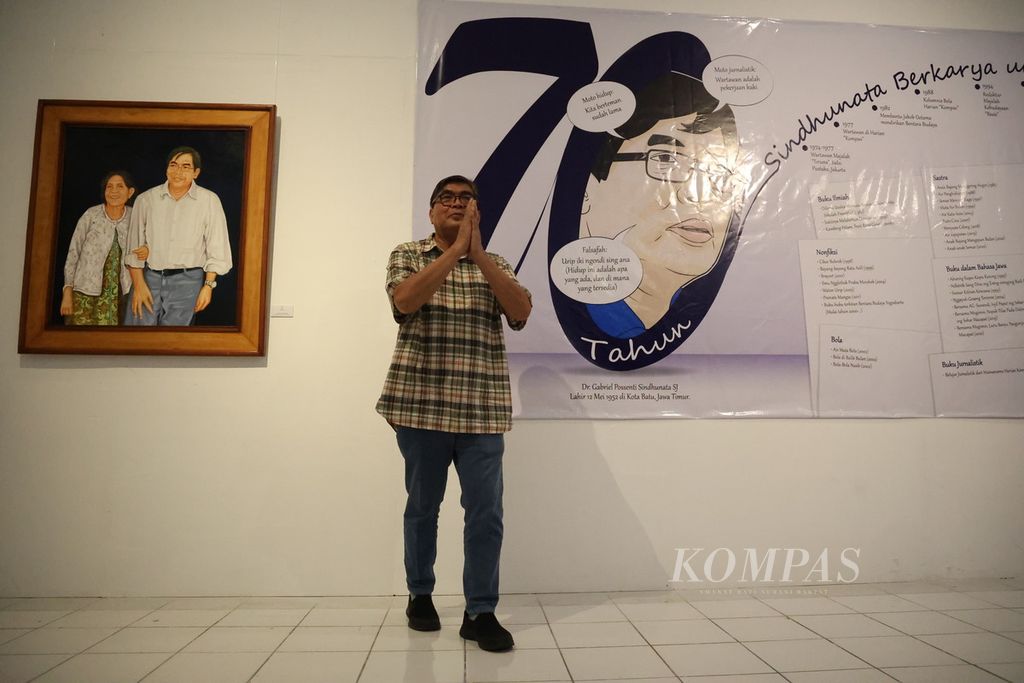Sejumlah karya jurnalistik Sindhunata serta karya seni hasil interpretasi pemikiran wartawan senior tersebut ditampilkan dalam pameran literasi Lelaku Nulis 70 Tahun Sindhunata di Bentara Budaya Yogyakarta, Kotabaru, Yogyakarta, Selasa (17/5/2022). Pameran dalam rangka ulang tahun ke-70 Sindhunata itu berlangsung hingga 22 Mei 2022.