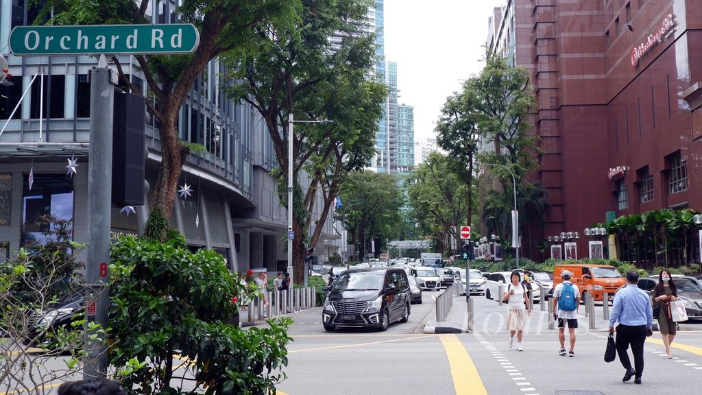 Aktivitas di kawasan Orchard Road, yang kerap menjadi salah satu tujuan wisata di Singapura, Jumat (4/11/2022). 