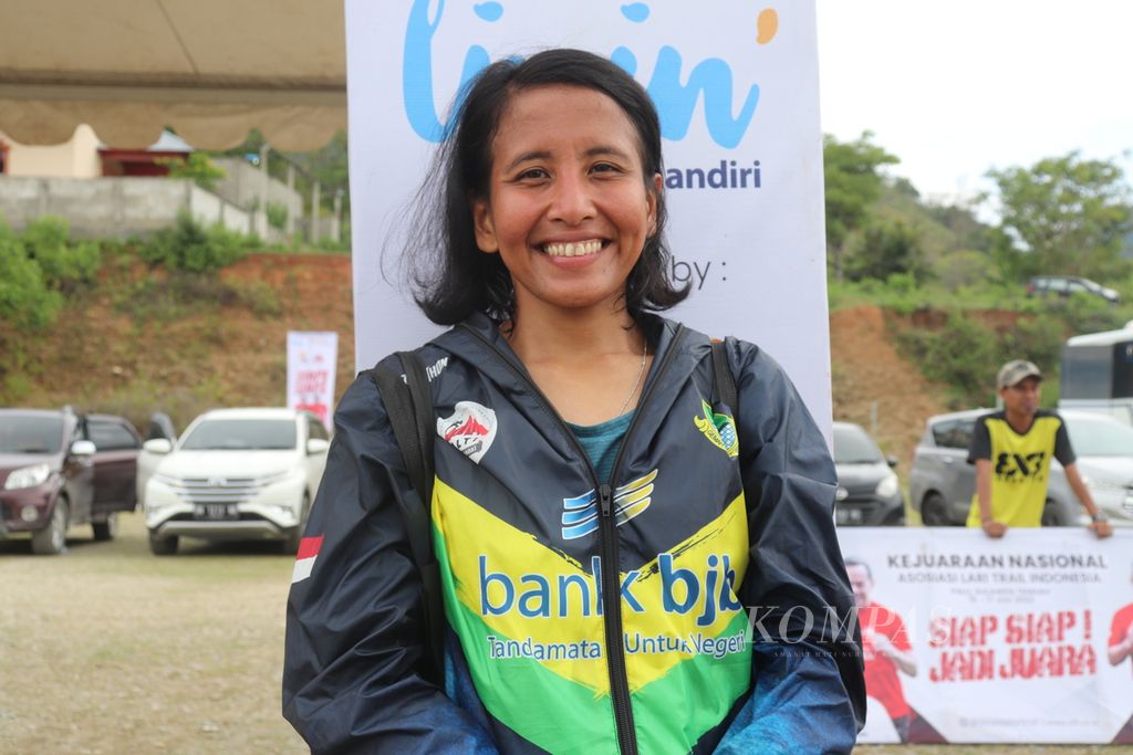 Ruth Theresia, salah satu peserta Kejuaraan Nasional Lari Trail, meraih medali emas atau juara satu untuk kategori lari jarak jauh 85 kilometer dalam lomba yang digelar di lereng Pegunungan Gawali, Kabupaten Sigi, Sulteng. Minggu (17/7/2022).