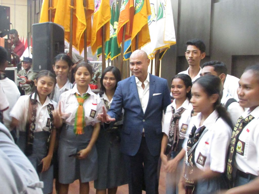 Gubernur NTT Viktor Laiskodat foto bersama perwakilan siswa dari sejumlah sekolah menengah atas di Kupang usai memberikan pidato jelang peringatan 17 Agustus di Kupang, Rabu (16/8/2023).