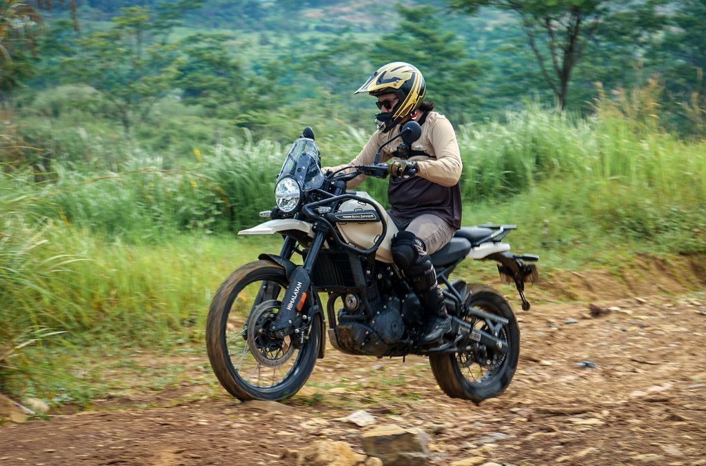 Royal Enfield All-New Himalayan 450 saat uji kendara di Desa Pelangi, Sentul, Jawa Barat, Rabu (10/7/2024). 