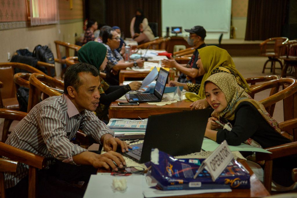 Petugas memberi tahu orangtua calon siswa yang mengalami kendala di Posko Pelayanan Penerimaan Peserta Didik Baru (PPDB) DKI Jakarta Barat di SMAN 78 Palmerah, Kamis (25/5/2023).