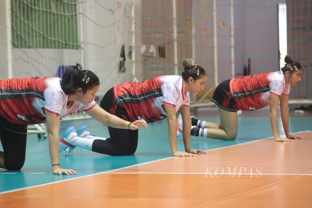 Pemain tim nasional bola voli putri berlatih di Padepokan Bola Voli Jenderal Polisi Kunarto, Sentul, Bogor, Jawa Barat, Rabu (19/4/2023). 