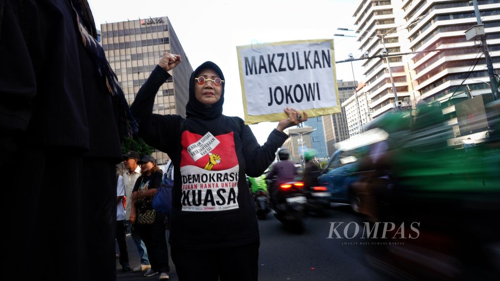Seorang peserta aksi dari Gerakan Keadilan Rakyat membawa poster ketika menggelar aksi di depan kantor Badan Pengawas Pemilu (Bawaslu) RI, Jakarta, Selasa (27/2/2024). Massa meminta Bawaslu menindaklanjuti dugaan laporan kecurangan pelaksanaan Pemilu 2024. 