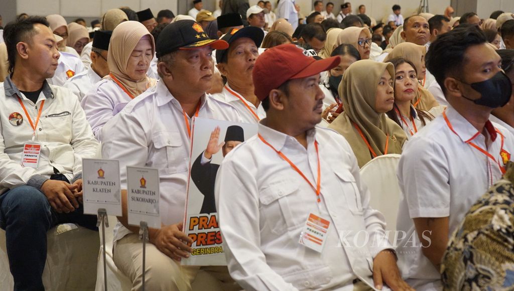 Seorang kader membawa poster Ketua Umum Partai Gerindra Prabowo Subianto sewaktu mengikuti konsolidasi Partai Gerindra se-Jawa Tengah, di Kabupaten Sukoharjo, Jawa Tengah, Minggu (15/10/2023).