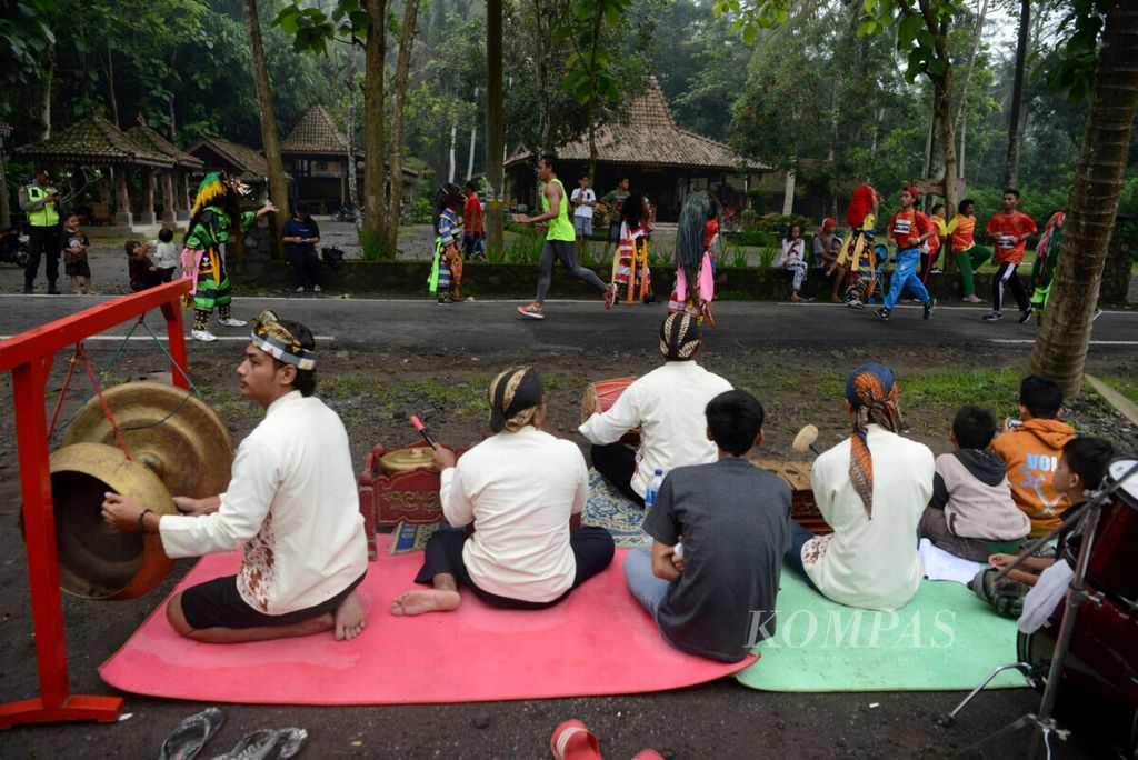 Peserta lomba lari Bank Jateng Borobudur Marathon 2017 dihibur kesenian tradisional saat melintas di Dusun Ngaran II, Desa Borobudur, Kecamatan Borobudur, Kabupaten Magelang, Jawa Tengah, Minggu (19/11). Lomba lari yang mengangkat tema Reborn Harmony” itu berlangsung semarak dengan antusiasme peserta serta masyarakat sekitar candi tersebut.