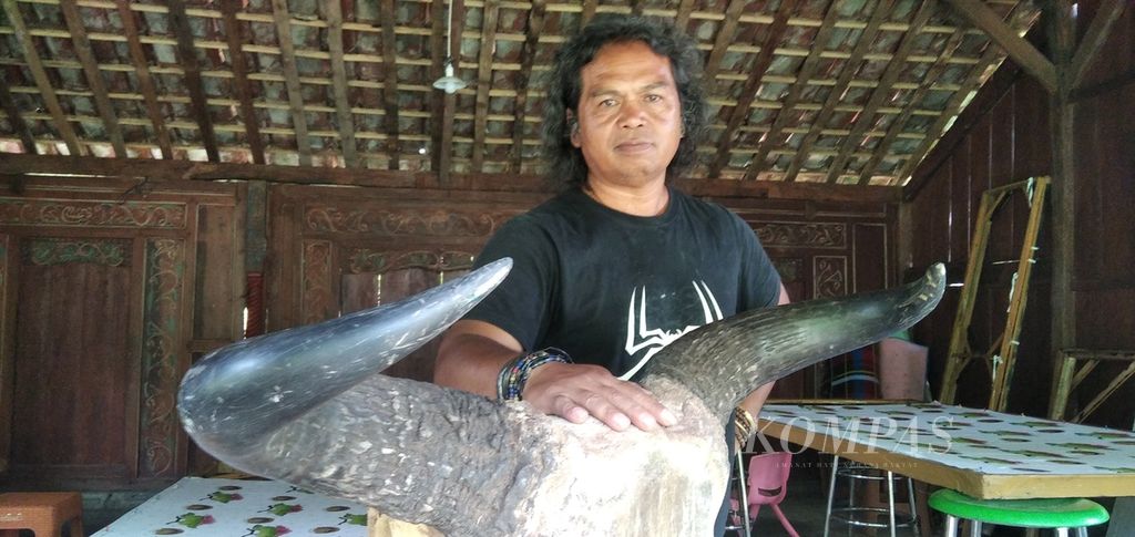 Agus Riyanto (55), pelestari seni bantengan di Kota Batu, Jawa Timur, Rabu (12/1/2022).