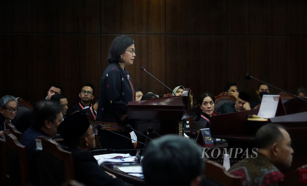 Menteri Keuangan Sri Mulyani Indrawati memberi keterangan sebagai saksi dalam sidang perselisihan hasil pemilihan umum di Mahkamah Konstitusi, Jakarta, Jumat (5/4/2024). 