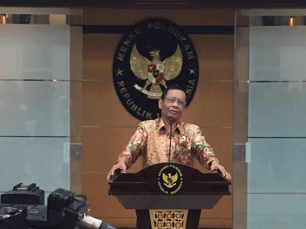 Menko Polhukam Mahfud MD dalam sesi <i>press update</i>, Senin (9/3/2020) petang, di Kantor Kemenko Polhukam, Jakarta.