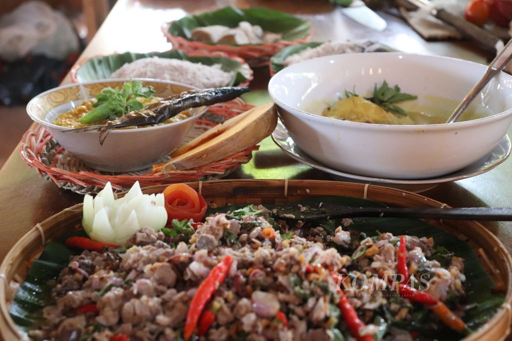 Sejumlah menu kuliner tradisional yang diolah anggota Tim Penggerak Pemberdayaan Kesejahteraan Keluarga Kabupaten Sula di Pantai Tanjung Waka, Kabupaten Kepulauan Sula, Maluku Utara, Minggu (27/3/2022).