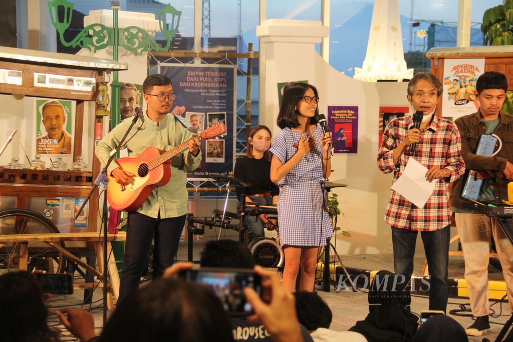 Penyair Joko Pinurbo (kedua dari kanan) tampil menyanyi bersama band Olski dalam acara peluncuran buku kumpulan puisi berjudul <i>Epigram 60</i>, Senin (16/5/2022), di Toko Buku Gramedia Sudirman, Yogyakarta. 