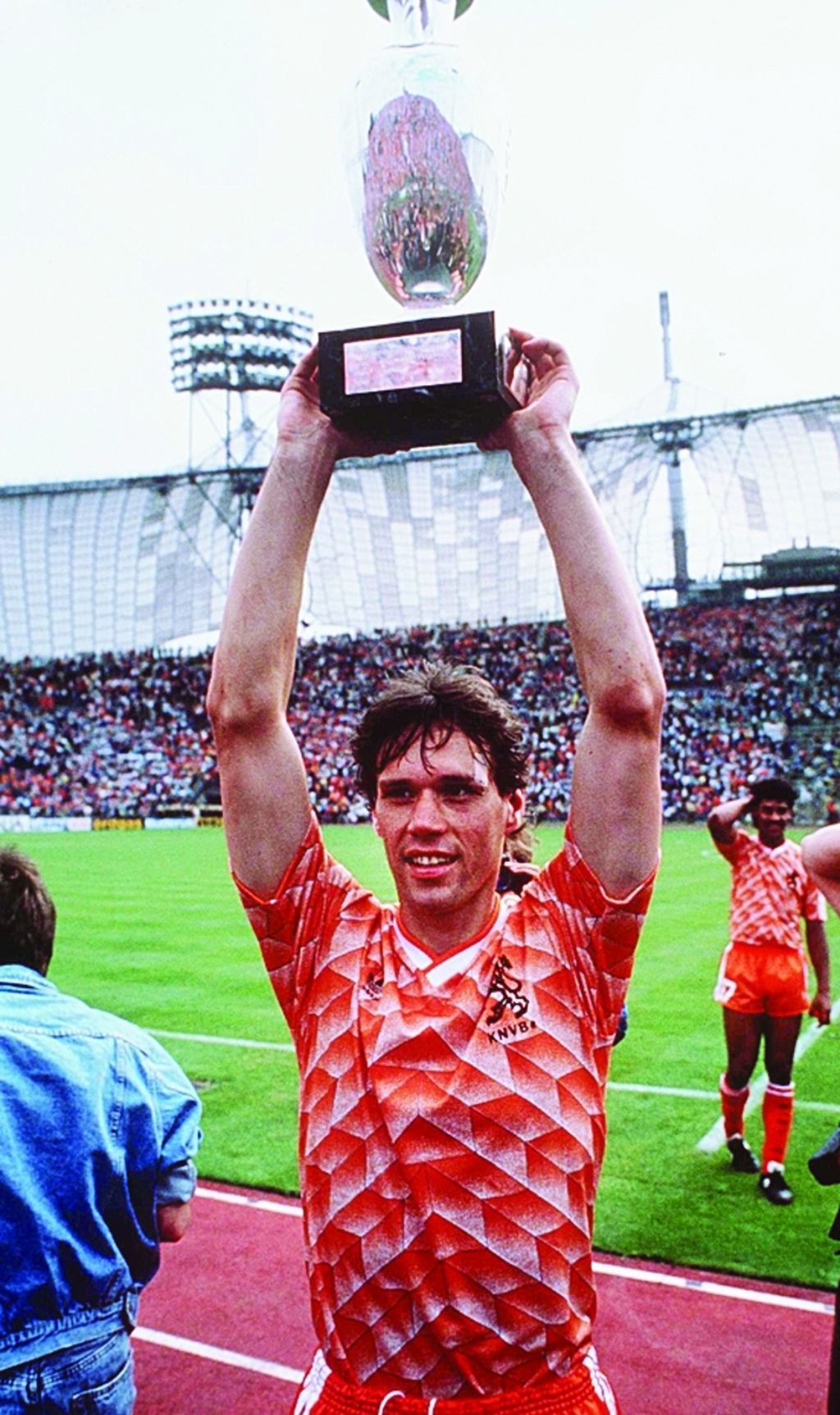 Pemain Belanda Marco van Basten mengangkat trofi Piala Eropa pada 25 Juni 1988 di Jerman.