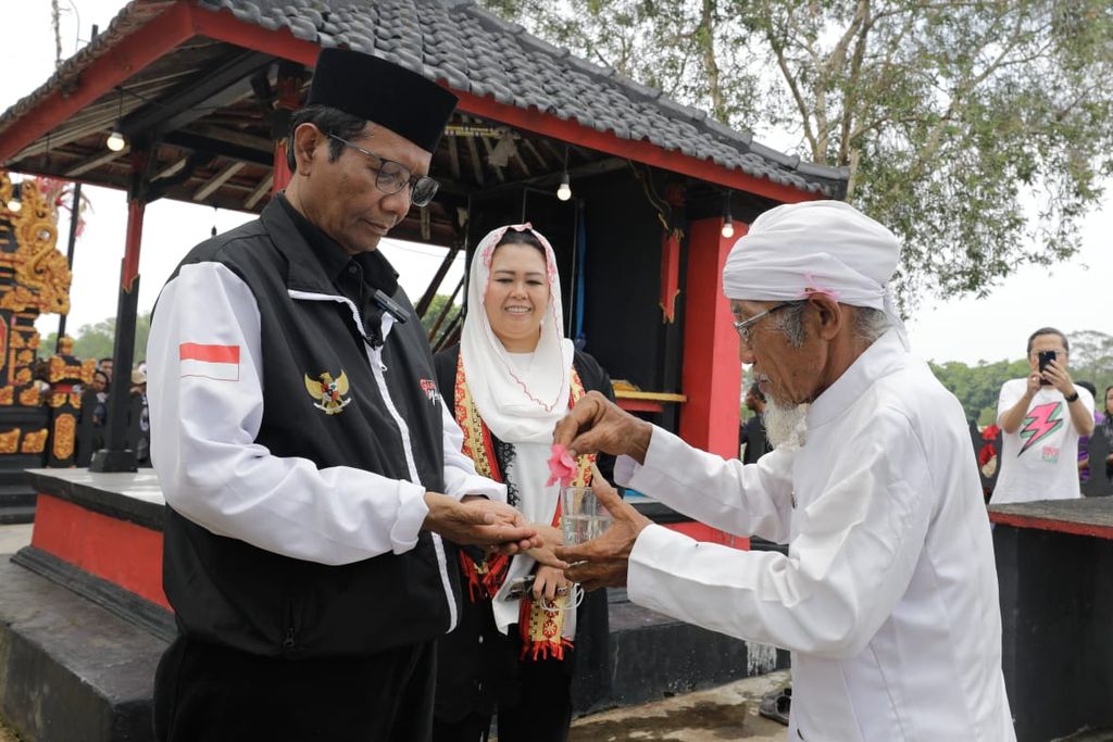 Mahfud MD, cawapres pendamping capres Ganjar Pranowo, Rabu (31/1/2024), didampingi Zannuba Ariffah Chafsoh atau Yenny Wahid selaku Dewan Penasihat Tim Pemenangan Nasional Ganjar-Mahfud mengunjungi salah satu pura di Lampung Tengah. 