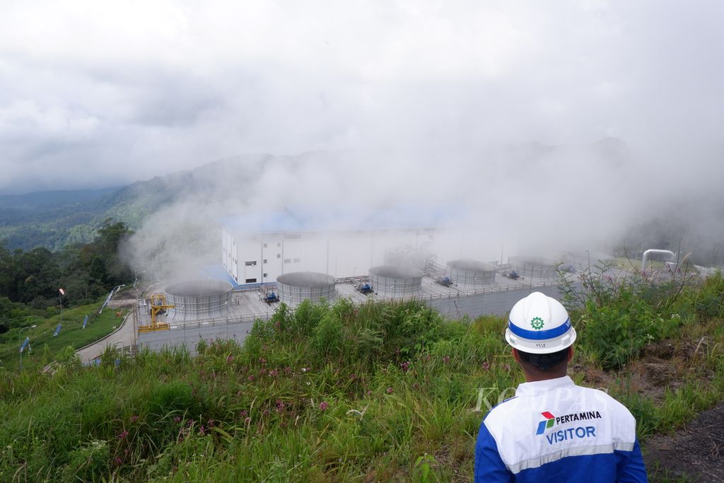 Suasana di sekitar pembangkit listrik tenaga panas bumi (PLTP) Lumut Balai milik PT Pertamina Geothermal Energy Tbk, di Kabupaten Muara Enim, Sumatera Selatan, Kamis (29/2/2024). Unit 1 PLTP Lumut Balai, dengan kapasitas 55 megawatt (MW) mulai beroperasi komersial pada 2019. Adapun unit 2, juga berkapasitas 55 MW, ditargetkan beroperasi tahun ini.