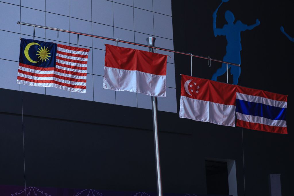 Bendera Merah Putih dikibarkan seusai tim bulu tangkis putra Indonesia meraih medali emas SEA Games Kamboja 2023 di Morodok Techo National Stadium, Phnom Penh, Kamis (11/5/2023),