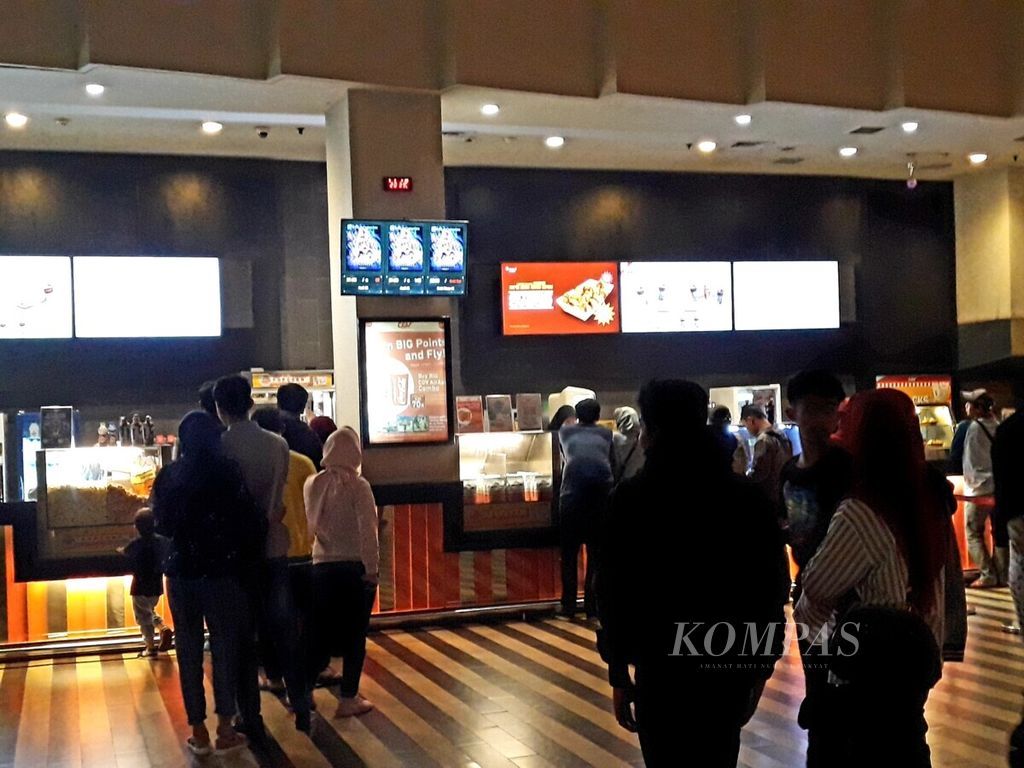 Antrean penonton film Avengers: End Game di bioskop CGV Teraskota, Tangerang Selatan, Rabu (1/5/2019).