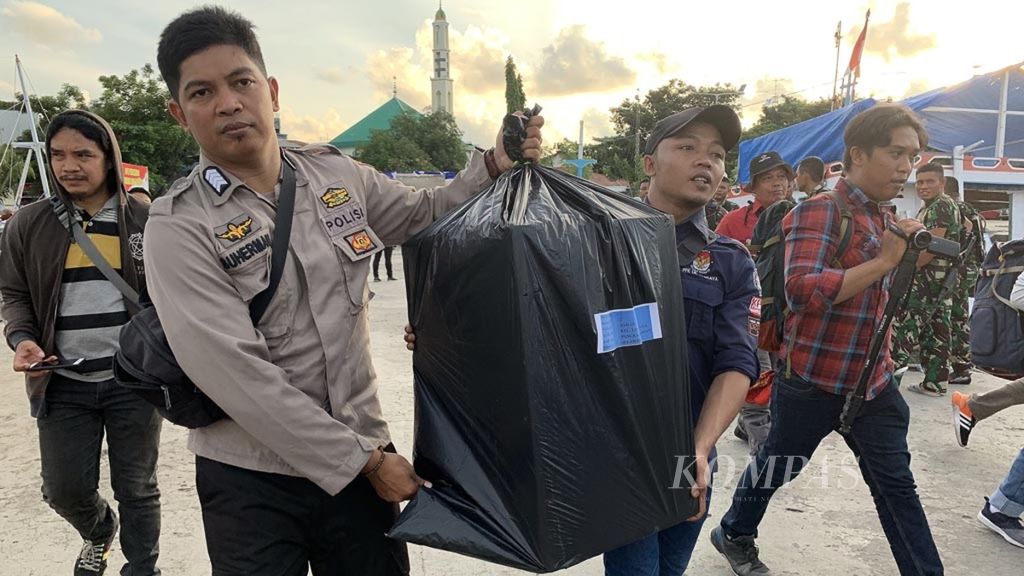 Pendistribusian logistik pemilu untuk pulau terjauh di Sulawesi Selatan, 8 April 2019.