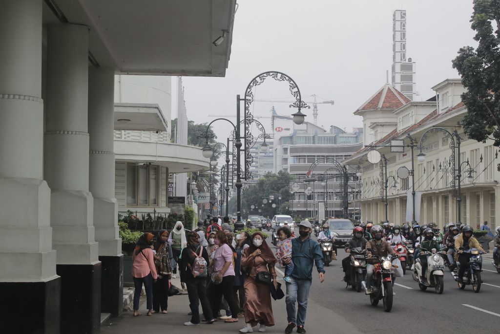 Sejumlah pengunjung berjalan kaki di sepanjang Jalan Asia Afrika, Kota Bandung, Jawa Barat, Rabu (22/12/2021).