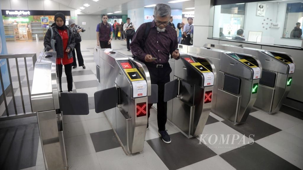 Calon penumpang masuk melewati pintu pembayaran Stasiun MRT Lebak Bulus, Jakarta Selatan, pada hari pertama fase operasi secara komersial (berbayar), Senin (1/4/2019).