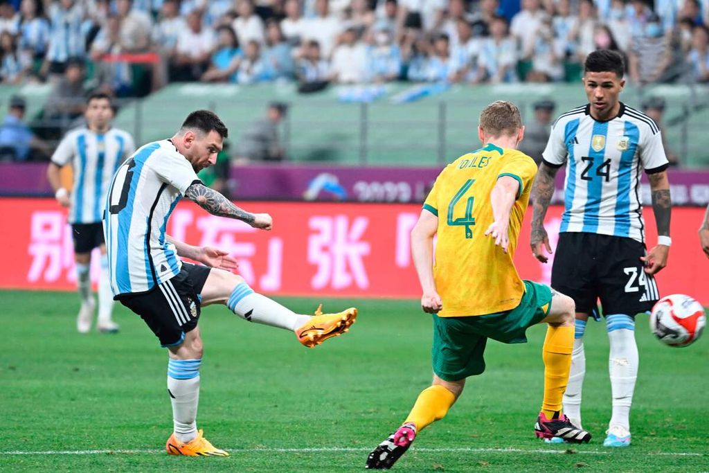 Aksi megabintang sepak bola Lionel Messi dalam pertandingan persahabatan antara Argentina dan Australia di Stadion Pekerja, Beijing, China, Kamis (15/6/2023). 