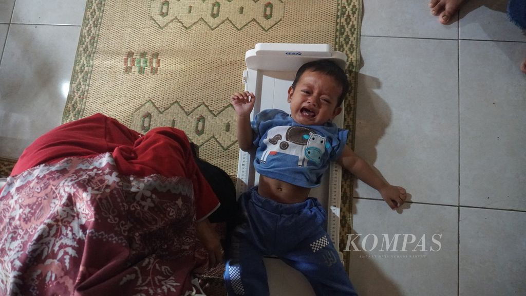 Seorang anak sedang diukur tinggi badannya dengan menggunakan alat ukur panjang bayi (infantometer) di Posyandu Mawar Merah, Dusun Klangon, Sedayu, Bantul, DI Yogyakarta, Jumat (10/2/2023). 