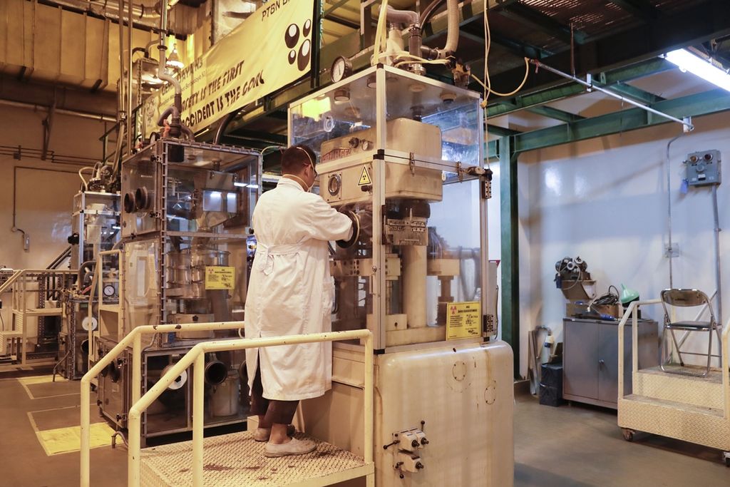 Seorang pranata nuklir dari Badan Tenaga Nuklir Nasional (Batan) membuat pelet dari serbuk uranium untuk dijadikan bahan bakar reaktor nuklir di Pusat Teknologi Bahan Bakar Nuklir, Pusat Penelitian Ilmu Pengetahuan dan Teknologi, Serpong, Tangerang Selatan, Rabu (11/9/2019). 