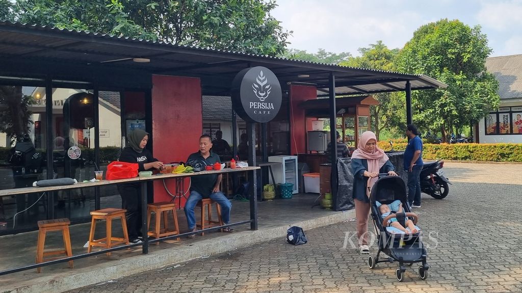 Sejumlah pengunjung menyantap makan siang di Persija Cafe di Persija Development Center, Depok, Jawa Barat, Selasa (8/8/2023). 