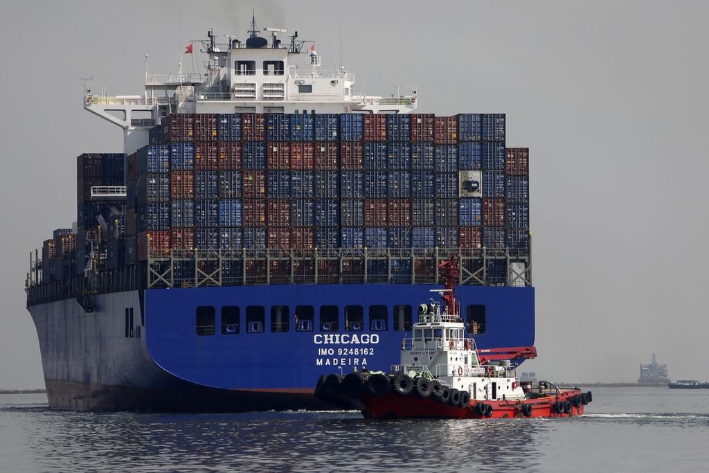 Kapal tunda membantu kapal barang untuk meningalkan Pelabuhan Tanjung Priok, Jakarta, seusai bongkar muat peti kemas, Kamis (20/7/2023). 