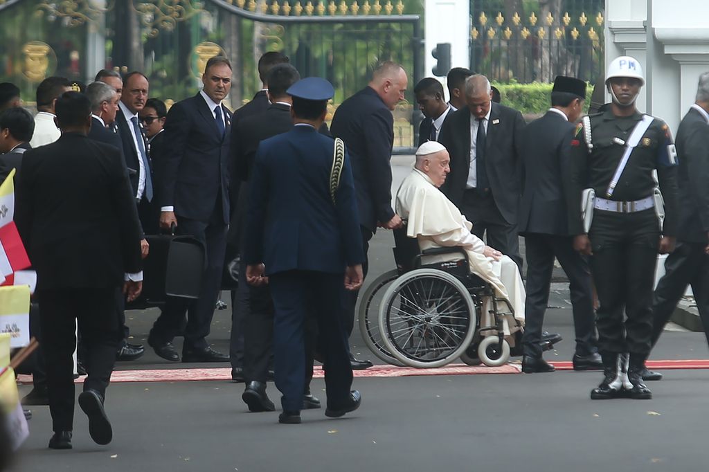 Paus Fransiskus tiba di dekat rampa di sisi timur Istana Merdeka, Jakarta, Rabu (4/9/2024). 