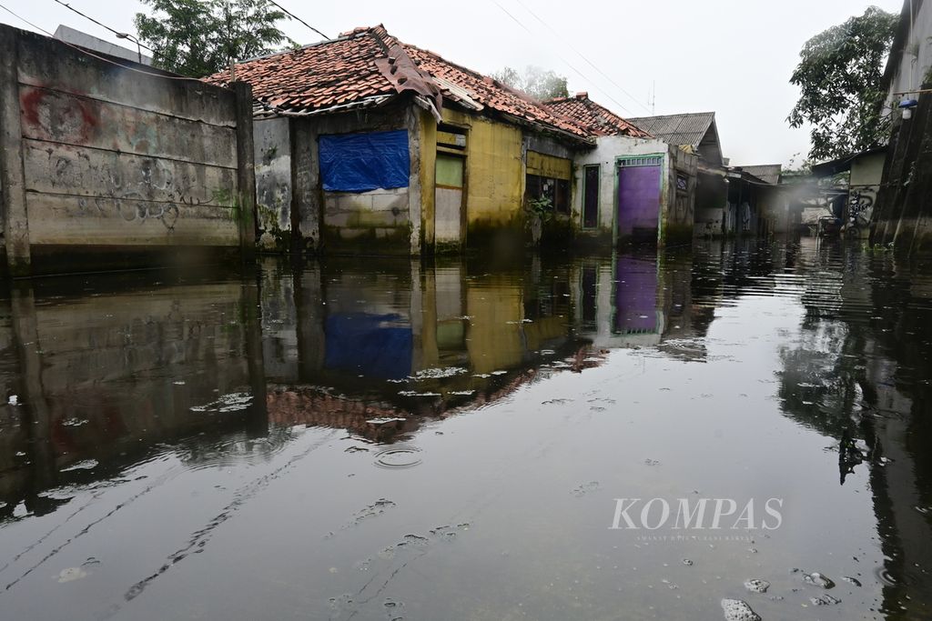 Kondisi perumahan warga di Kampung Bekasi Bulak, Duren Jaya, Bekasi Timur, Kota Bekasi, yang masih terendam banjir, Rabu (8/3/2023) siang. Perumahan warga sebagian sudah ditinggalkan akibat banjir yang tak juga surut selama dua tahun.